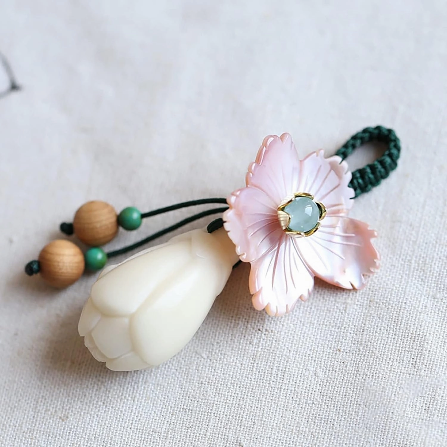 Flower Keychain with Magnolia Pendant, Mother of Pearl Flower-Shaped Key Ring for Women Car Bag Charms Gifts (Color : Pink and White, Size : 3.0 in)
