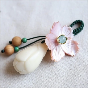 Flower Keychain with Magnolia Pendant, Mother of Pearl Flower-Shaped Key Ring for Women Car Bag Charms Gifts (Color : Pink and White, Size : 3.0 in)