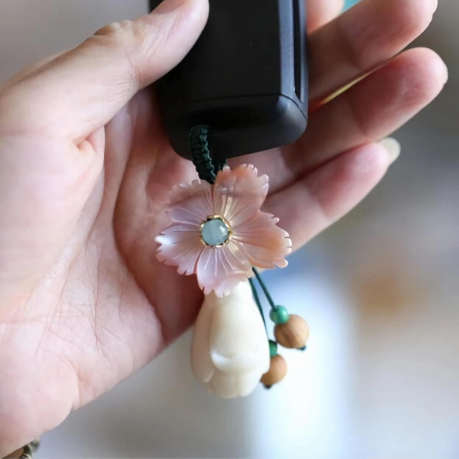 Flower Keychain with Magnolia Pendant, Mother of Pearl Flower-Shaped Key Ring for Women Car Bag Charms Gifts (Color : Pink and White, Size : 3.0 in)