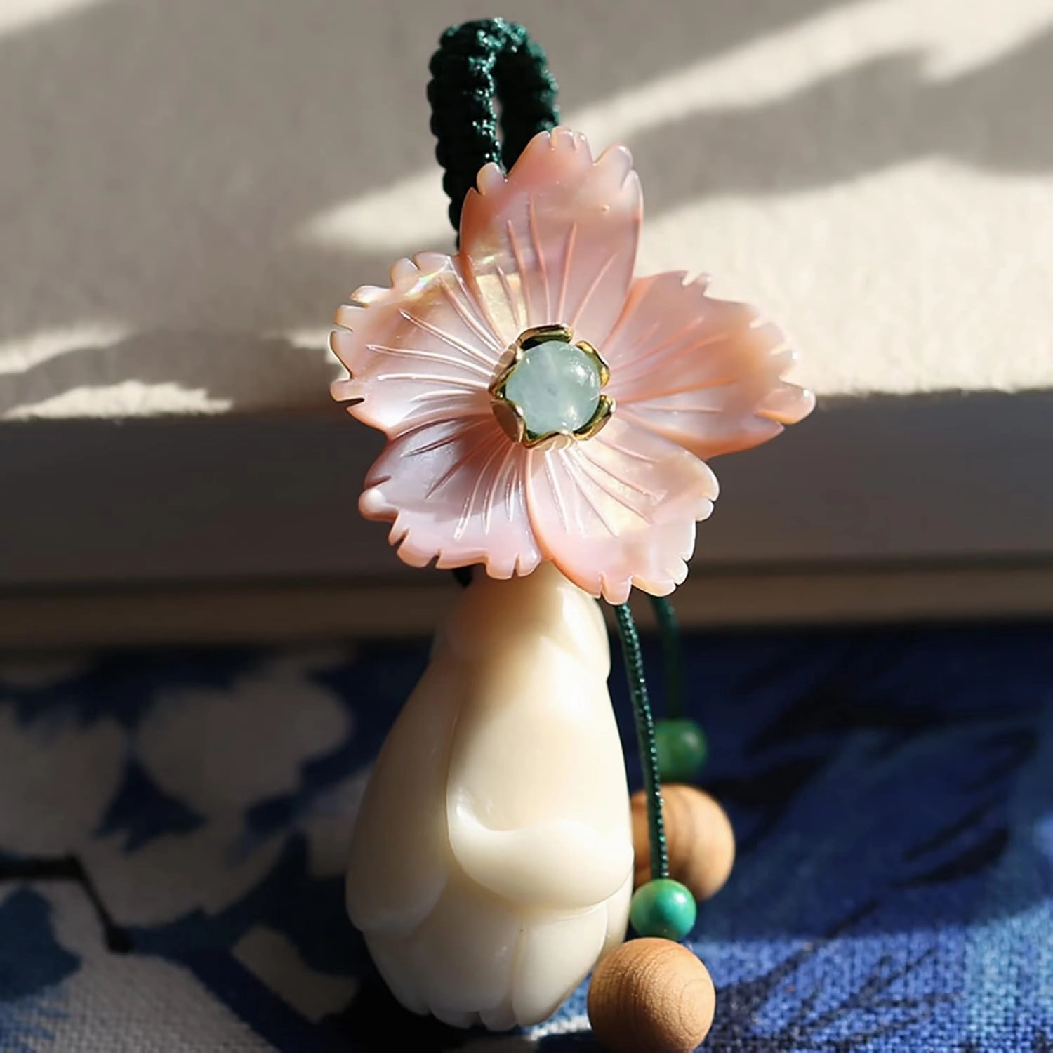 Flower Keychain with Magnolia Pendant, Mother of Pearl Flower-Shaped Key Ring for Women Car Bag Charms Gifts (Color : Pink and White, Size : 3.0 in)